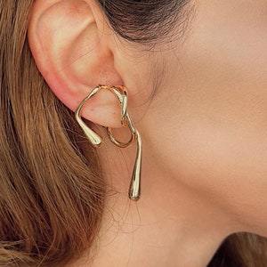 Gold Ear Cuff Fluid Design, One Piece for Right Ear, No piercing, Minimalistic, Gift for her, Valentine's Day