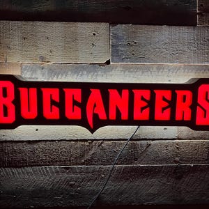 Buccaneers Custom Sport Logo LED beleuchtetes Wandschild, Bar Schild, Männerhöhle, Garage