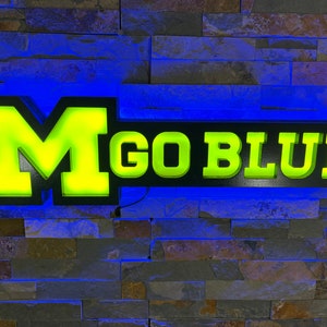 Letrero de bar iluminado personalizado M GO BLUE, arte de pared