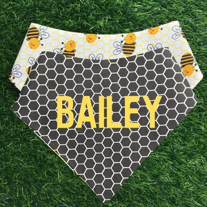Abejorro, Panal amarillo, Panal negro, Estampado Sprint, Nombre personalizado, Pañuelo reversible personalizable para perros, Pañuelo para mascotas