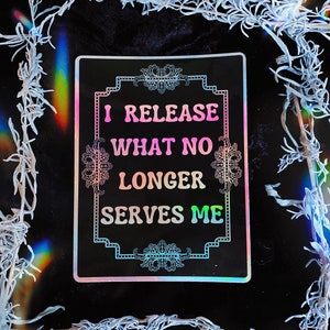 Je libère ce qui ne me sert plus ~ Autocollant holographique - Grand 4 pouces - Toutes saisons - Effet arc-en-ciel ~ Caractère gras ~ Beau rappel