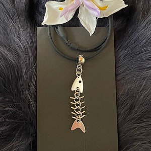 Large Silver Plated Zinc Alloy Fish Bone Necklace With Silicone Neck Cord
