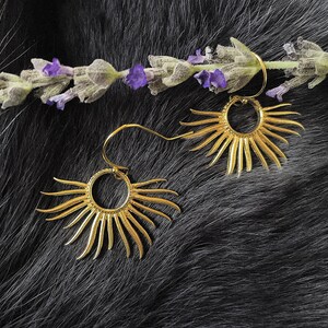 Pendientes únicos de sol especiales de latón dorado, hechos a mano, con alambres chapados en oro.