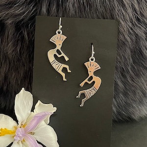 Średniej wielkości kolczyki Kokopelli w odcieniu srebra, ręcznie robione, stalowe bigle do uszu