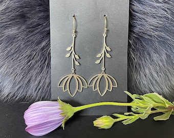 Pendientes largos colgantes de flor de loto de latón dorado, hechos a mano, con alambres chapados en oro.