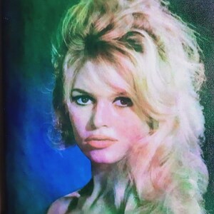 Może przedstawiać: Portret kobiety z blond włosami, patrzącej prosto na widza. Obraz ma estetykę vintage, z miękkim skupieniem i paletą kolor&oacute;w niebieskiego, zielonego i r&oacute;żowego. Wyraz twarzy kobiety jest poważny.