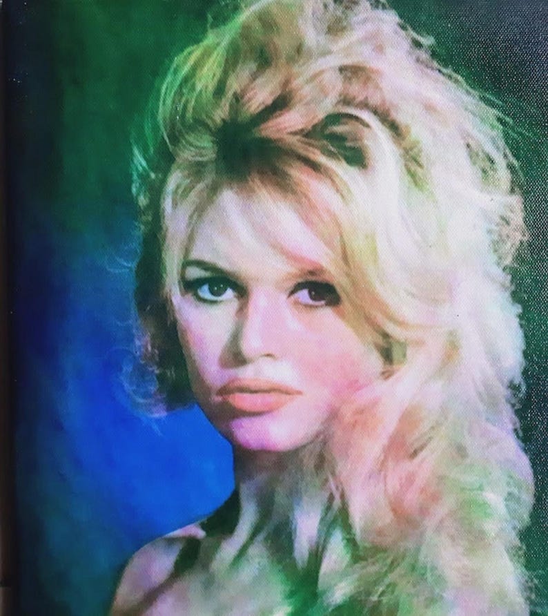 Może przedstawiać: Portret kobiety z blond włosami, patrzącej prosto na widza. Obraz ma estetykę vintage, z miękkim skupieniem i paletą kolor&oacute;w niebieskiego, zielonego i r&oacute;żowego. Wyraz twarzy kobiety jest poważny.
