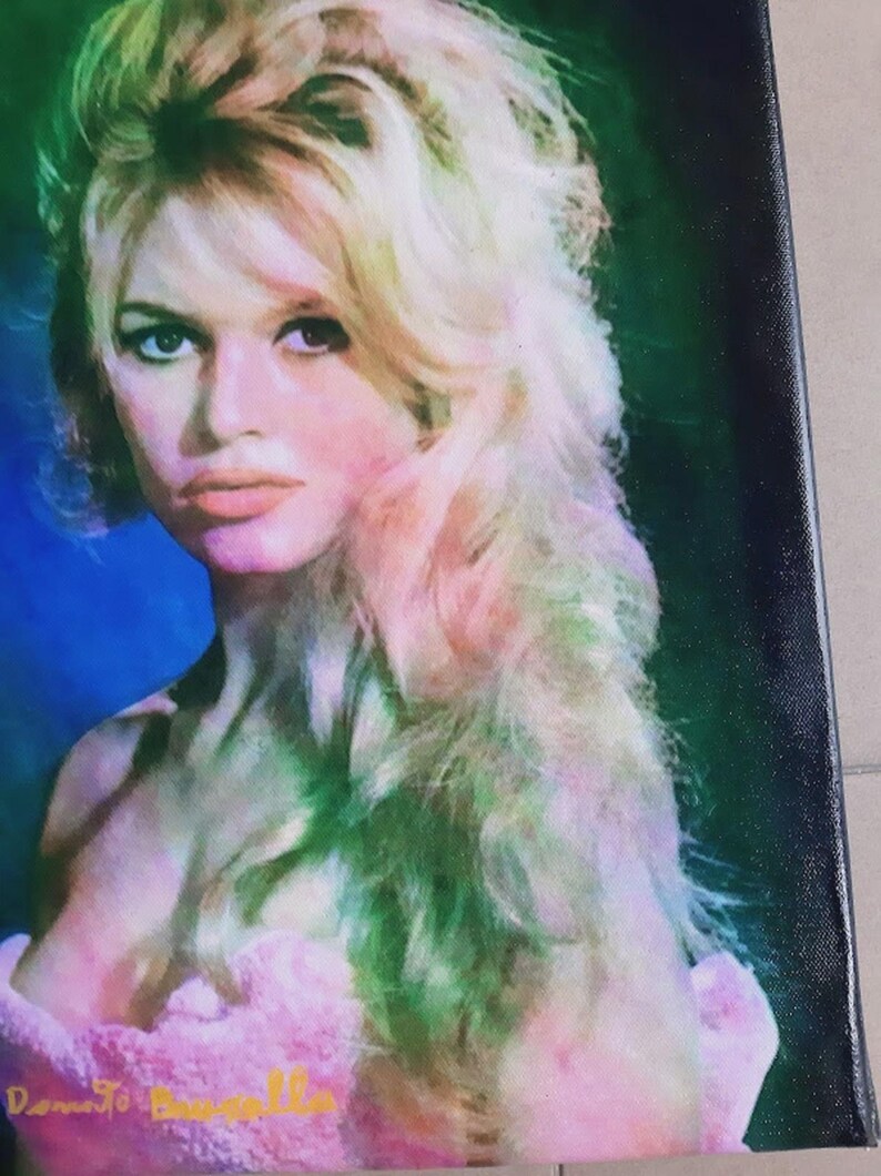 Może przedstawiać: Wydruk na pł&oacute;tnie przedstawiający portret kobiety z blond włosami i r&oacute;żową szatą. Obraz ma estetykę vintage z miękką paletą kolor&oacute;w r&oacute;żu, zieleni i błękitu. Podpis artysty jest widoczny w lewym dolnym rogu.