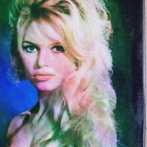 Może przedstawiać: Portret kobiety z blond włosami, ułożonymi w bujny kok i falujące fale. Obraz ma estetykę vintage, z paletą kolor&oacute;w w odcieniach r&oacute;żu, zieleni i błękitu. Kobieta patrzy prosto na widza.