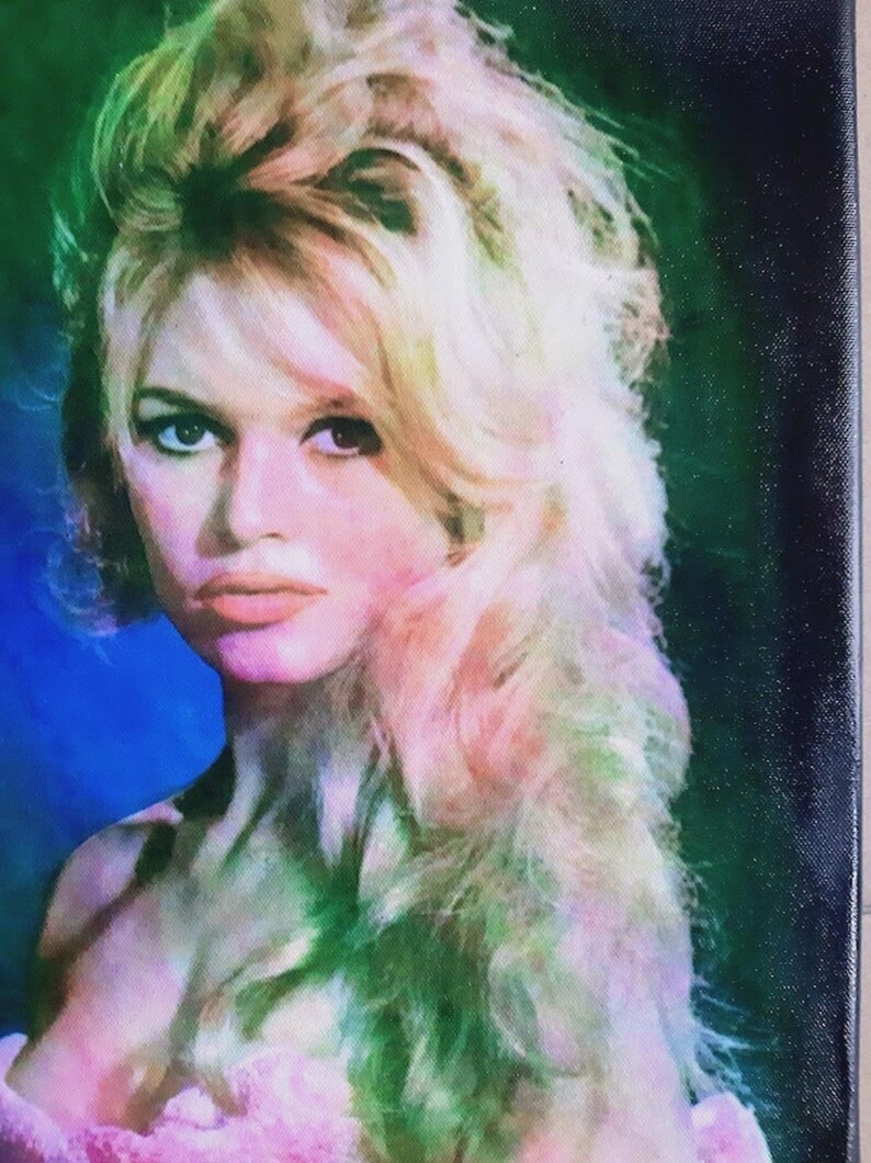 Może przedstawiać: Portret kobiety z blond włosami, ułożonymi w bujny kok i falujące fale. Obraz ma estetykę vintage, z paletą kolor&oacute;w w odcieniach r&oacute;żu, zieleni i błękitu. Kobieta patrzy prosto na widza.
