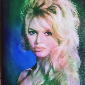 Może przedstawiać: Portret blondynki z bujnymi włosami. Obraz ma estetykę vintage, z paletą kolor&oacute;w niebieskiego, zielonego i r&oacute;żowego. Spojrzenie kobiety jest bezpośrednie, a jej usta są w delikatnym r&oacute;żu.