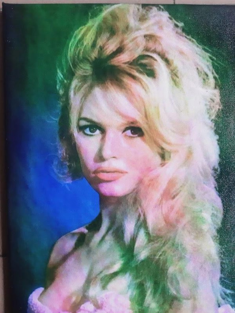 Może przedstawiać: Portret blondynki z bujnymi włosami. Obraz ma estetykę vintage, z paletą kolor&oacute;w niebieskiego, zielonego i r&oacute;żowego. Spojrzenie kobiety jest bezpośrednie, a jej usta są w delikatnym r&oacute;żu.