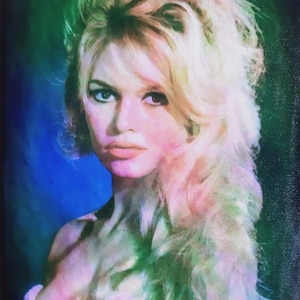 Może przedstawiać: Portret kobiety z blond włosami, patrzącej prosto na widza. Obraz ma styl vintage z miękkim skupieniem i paletą kolor&oacute;w niebieskiego, zielonego i r&oacute;żowego. Kobieta ma na sobie r&oacute;żowy str&oacute;j.