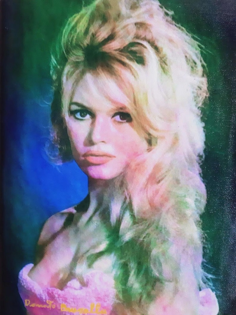 Może przedstawiać: Portret kobiety z blond włosami, patrzącej prosto na widza. Obraz ma styl vintage z miękkim skupieniem i paletą kolor&oacute;w niebieskiego, zielonego i r&oacute;żowego. Kobieta ma na sobie r&oacute;żowy str&oacute;j.