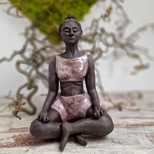 Skulptur Keramik Yogafigur Sukhasana handgefertigt aus schwarzem Ton Keramikkunst Handwerk Yogaskulptur Tonfigur moderne schwarze Keramik