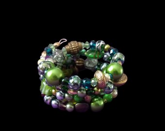 Grüne Perlenarmbänder aus Memory Wire, verschieden, ohne Verschluss.