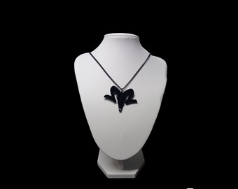 Widderschädel Acryl Laser geschnitten Anhänger an schwarzer Kette.