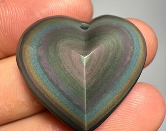 Beautiful heart-shaped rainbow obsidian from Jalisco, Mexico. Dimensions: 27.05x29.13x12.43 mm.