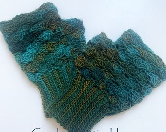 Crochet fingerless gloves pattern, crochet shell stitch gloves, women's gloves pattern, crochet gloves for beginners, easy crochet pattern.