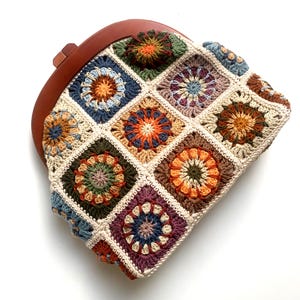 Mönster för virkad kuvertväska med fyrkantig design från Grandma: Medaljongmotiv (digital nedladdning)