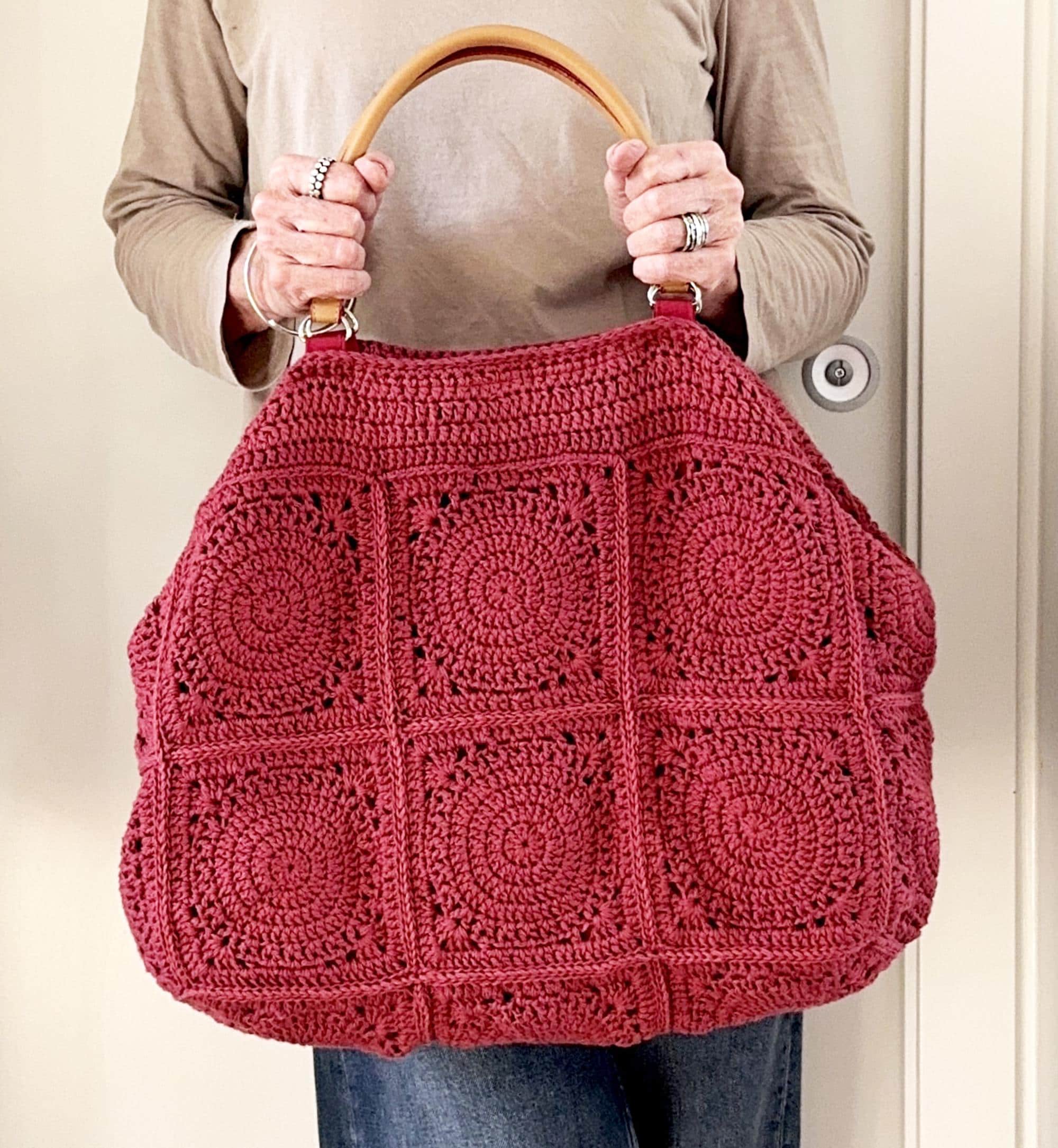 30 Beautiful and Stylish Monochrome Crochet Patterns 9 XL Granny Square Bag Pattern