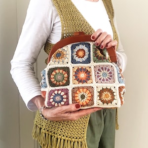 Schema Borsa Clutch all’Uncinetto con Motivo Medaglione (PDF)