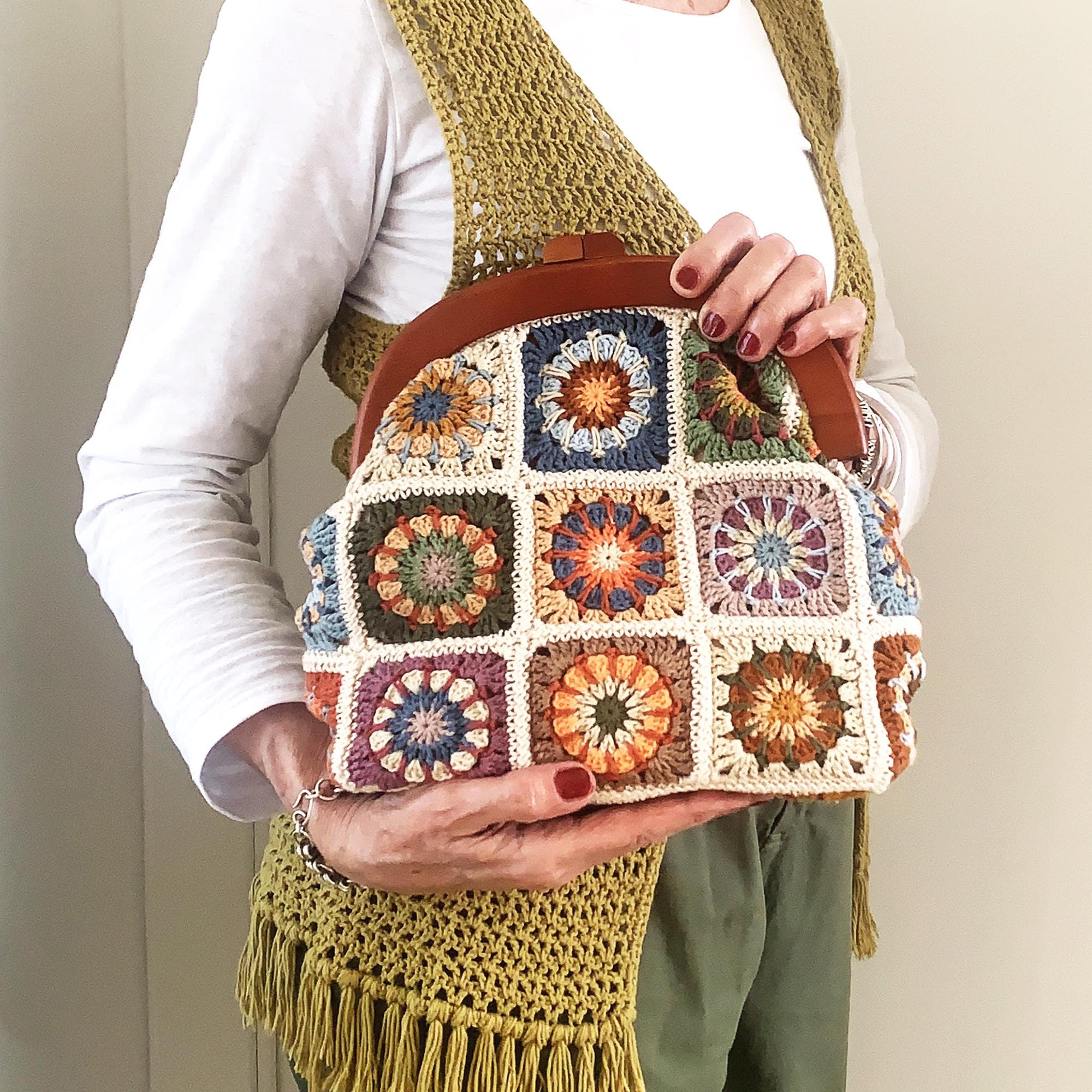 40 Crochet Clutch Bags with Fringe, Wristlets, and Granny Squares 22 Granny Square Crochet Clutch Bag Pattern: Medallion Motif