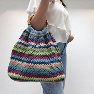 Patrón de bolso de crochet con rayas de abuela y asas de bambú (PDF)