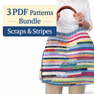 Può includere: Una grande borsa tote all'uncinetto colorata con un motivo a righe in vari colori, tra cui rosso, blu e giallo. La borsa ha un manico marrone. Il testo "3 PDF Patterns Bundle Scraps & Stripes" è visibile.