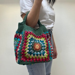 Crochet bag, made in cotton with several bright colors. The granny squares and rectangles create the body bag. A simple pattern and quick to made also for beginners.