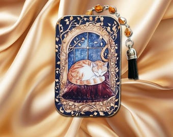Caja de recuerdos con forma de gato durmiendo: Lata decorada con decoupage, borla de cuentas, escena acogedora