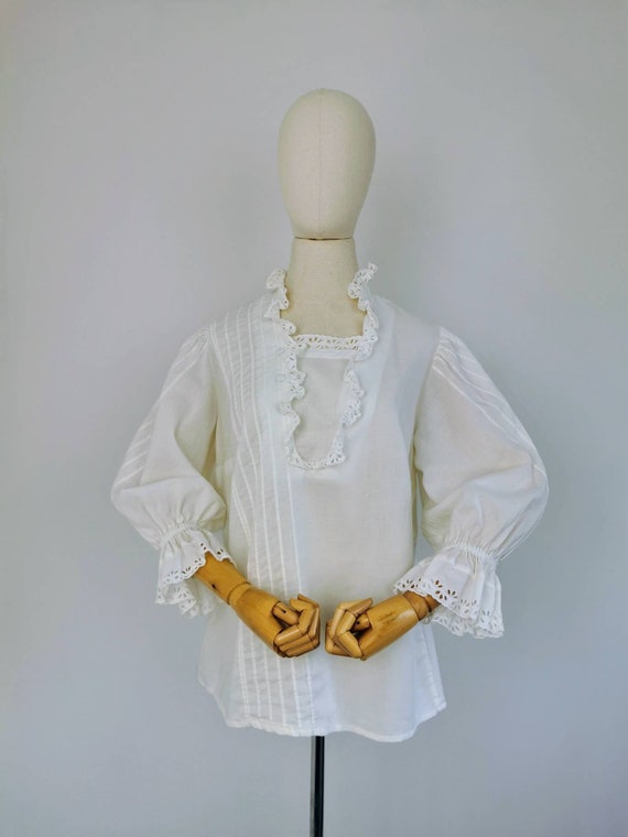 Vintage white Austrian blouse - image 2