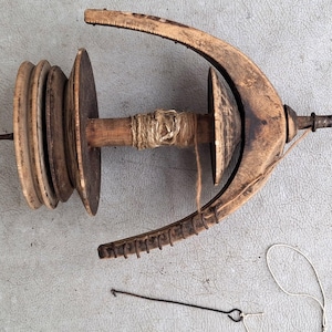 Antique wooden Spinning Wheel large SPOOL FLYER + metal hook