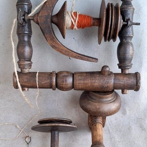 Roda de fiar antiga com fuso e estrutura + bobina adicional