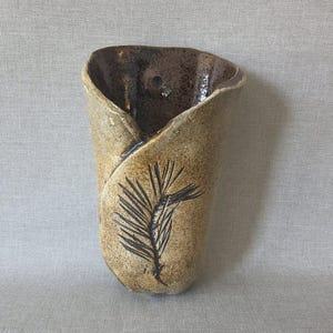 Textured Wall Pocket Vase – Nordic Vintage in Warm Glaze