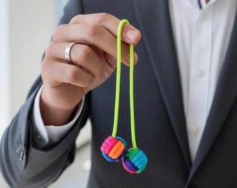 Gewichtetes Geschicklichkeitsspielzeug - Regenbogen Fidget Spielzeug - Handgemachter Affe Erster Begleri