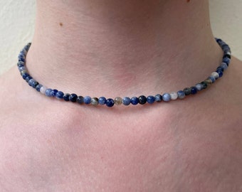 Sodalith Perlen Halskette mit Sterling Silber Verschluss, zarte echte blaue Edelstein Schmuck perfekt für Muttertagsgeschenk