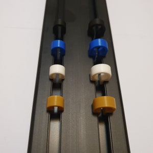 以下が含まれることがあります： 黒色のプラスチックレールに、6つの色分けされたケーブルクリップが付いています。クリップの色は、黒、青、白、茶色です。