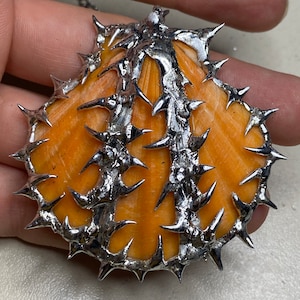 Spiky orange Löten Muschel, Halskette Flüssigmetall Cybercore Meerjungfrau Muschelschmuck