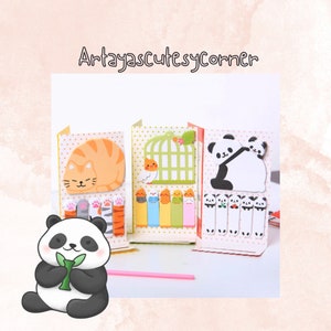Op de afbeelding: Drie sets kleurrijke plakbriefjes met dierendesigns. De sets bevatten een kat, een vogel in een kooi en een panda. Elk set heeft een groter dierendesign bovenaan en kleinere dierendesigns onderaan.