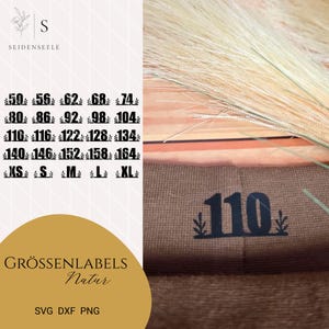 Puede incluir: Una tela marrón con el número 110 impreso, acompañada de ramitas decorativas. La imagen también muestra una tabla de tallas con números y tallas, incluyendo XS, S, M, L y XL. El texto "GRÖSSENLABELS Natur" es visible.