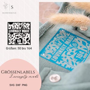 Könnte beinhalten: Ein quadratisches, schwarz-weißes Blumendesign mit dem Text "LOVINGLY MADE" und der Nummer "68". Ein türkisfarbenes Etikett mit dem Text "LOVINGLY MADE" und der Nummer "104" ist ebenfalls sichtbar. Das Bild enthält auch den Text "Größen: 50 bis 164".