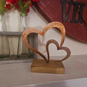 Metal Double Heart - Suporte de prateleira de metal enferrujado com coração duplo em base de madeira