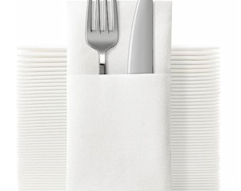 Puede incluir: Una servilleta de papel blanca doblada por la mitad con un tenedor y un cuchillo de plata colocados en su interior. La servilleta está colocada sobre una pila de servilletas de papel blancas.