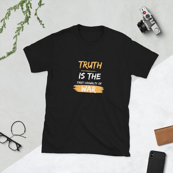 Herausfordernde Kriegspropaganda: Truth is the First Casualty of War T-Shirt