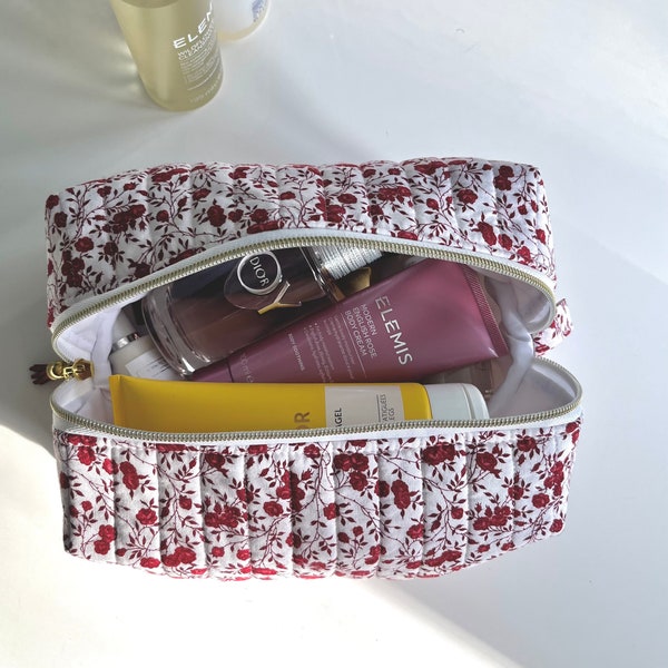Gesteppte Kosmetiktasche mit rotem floralem Ditsy-Print, gesteppte Kosmetiktasche, handgefertigt in Großbritannien, gesteppte Reißverschlusstasche