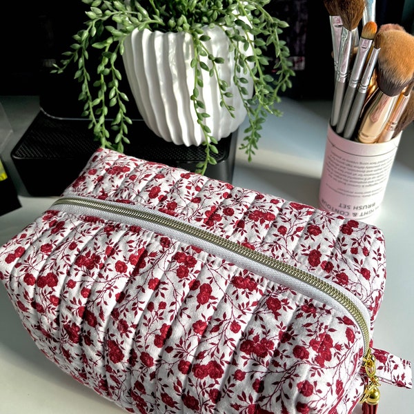 Red Floral ditsy Print Quilted Makeup Bag, Quilted Cosmetic Pouch, Handmade in UK, Quilted Zipper Pouch