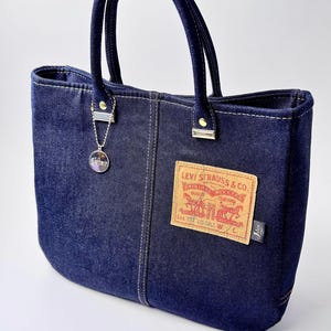 Handgefertigte Einkaufstasche aus recyceltem Levi&#39;s Denim, Dark Indigo Blue Jeans Upcycled Tote mit gerollten Haltegriffen, Denim-Arbeitstasche, perfektes Geschenk für Sie