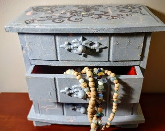 Boîte à bijoux à 3 tiroirs peinte à la main de style antique / vintage.