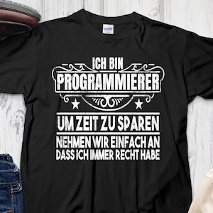 Könnte beinhalten: Schwarzes T-Shirt mit weißem Text: "ICH BIN PROGRAMMIERER UM ZEIT ZU SPAREN NEHMEN WIR EINFACH AN DASS ICH IMMER RECHT HABE." Das Shirt wird mit einer Jeans, einem braunen Stiefel und einem karierten Hemd präsentiert.